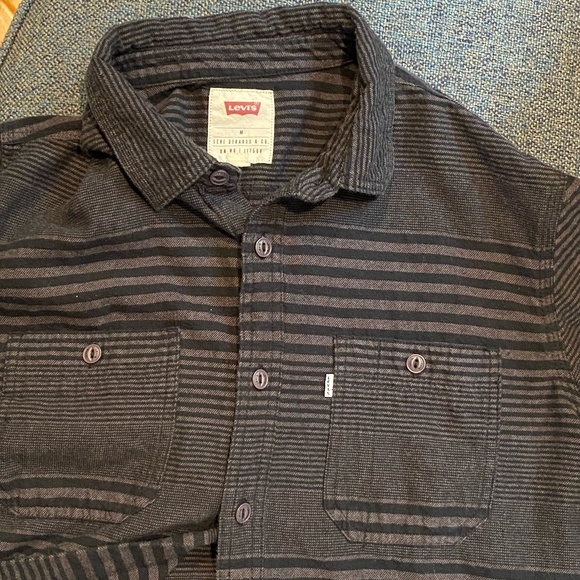 👔 Levi's Mens Button Down Shirt Black and Gray Stripes Size M Long Sleeves - Picture 1 of 11